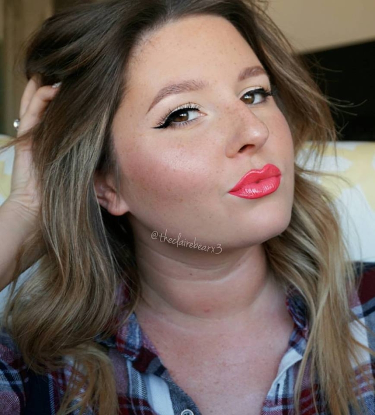 Simple winged liner with bright lips for spring