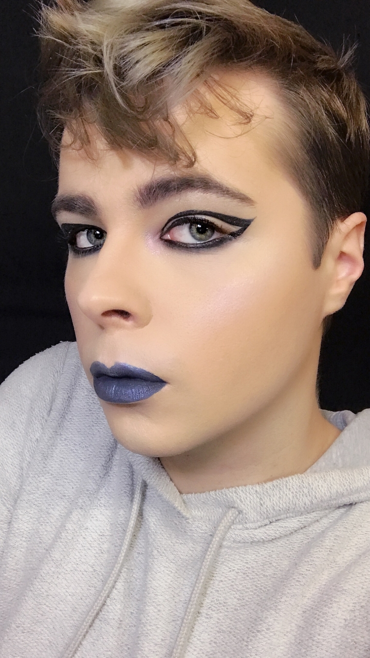 Inverted eye-liner (editorial)