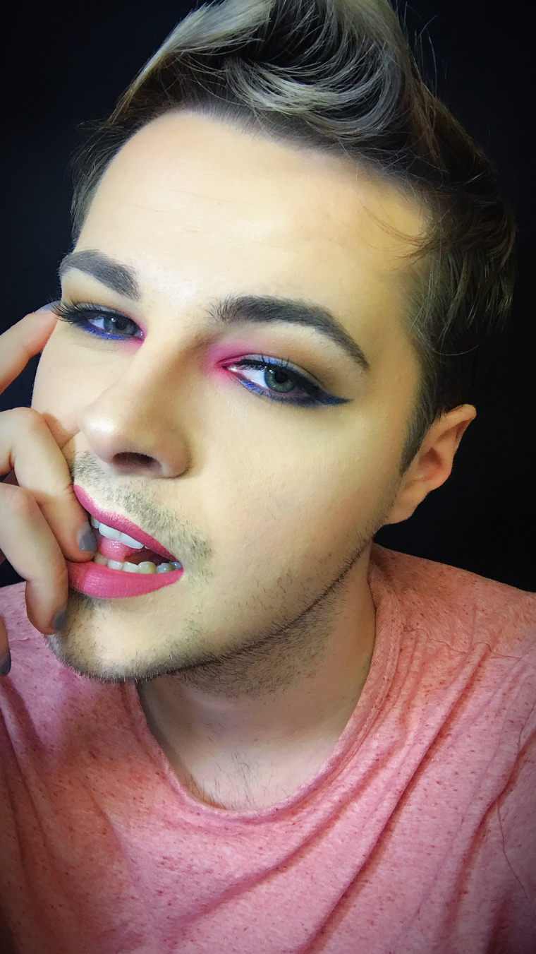 Blue eye shadow cat-eye
