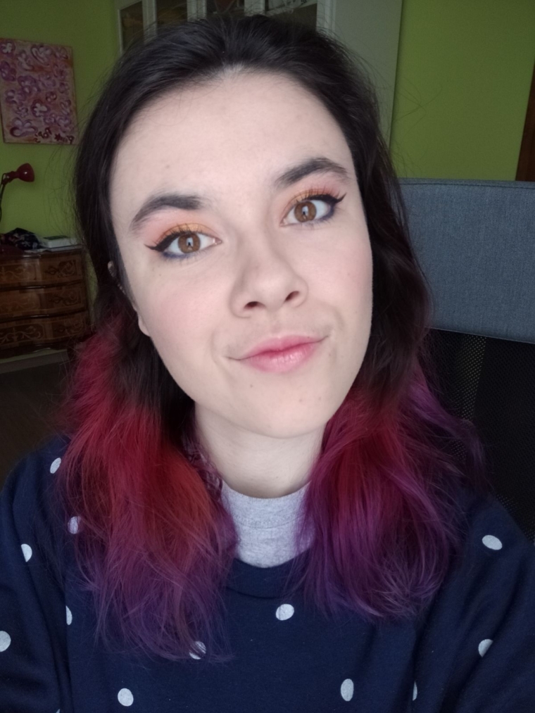 Spring look with a sunny lid and a blue bottom liner